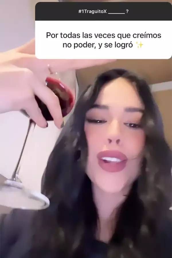 La cantante Danna Paola brinda con sus fans en una dinámica de Instagram