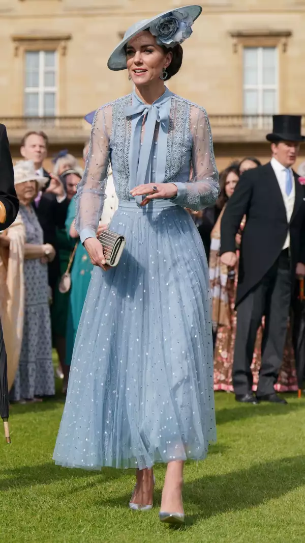 Kate Middleton con vestido azul en el palacio de Buckingham. 