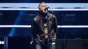 oasis se burla de la kiss cam de coldplay: "nos da igual con quien esten saliendo"