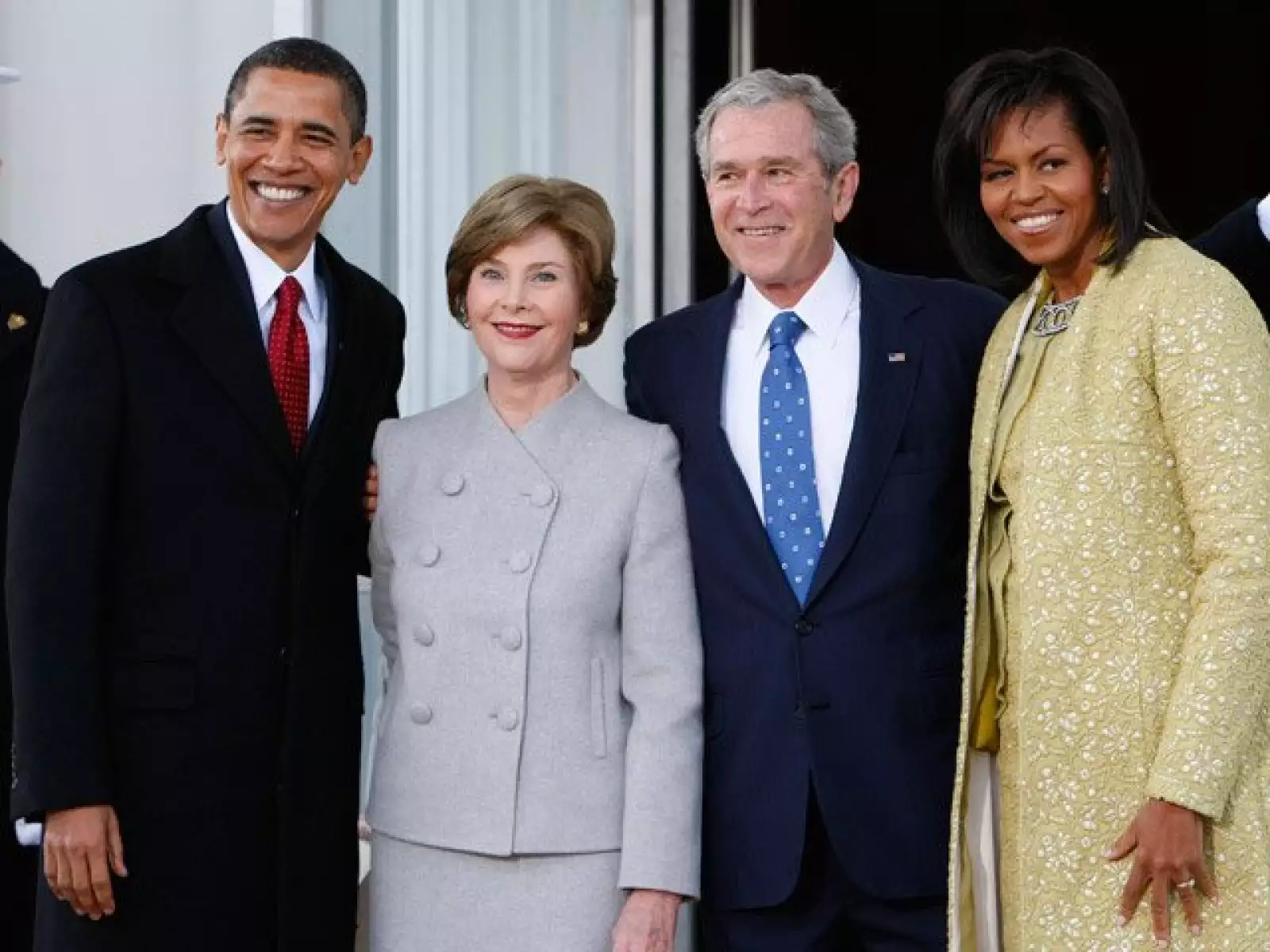 George W. Bush y su esposa, Laura, reciben a Michelle y Barack Obama en el Pórtico Norte de la Casa Blanca.
