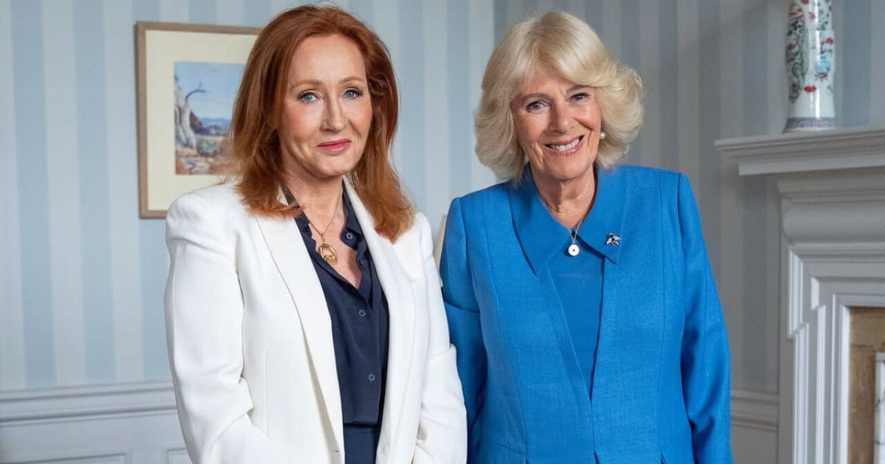 La reina Camila desata polémica tras posar con J.K. Rowling durante el Mes del Orgullo