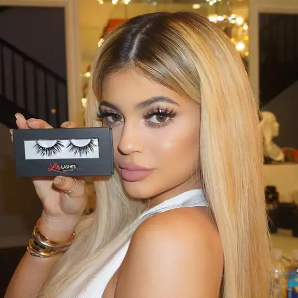 La celeb muestra una de sus marcas favoritas para sus pestañas postizas.