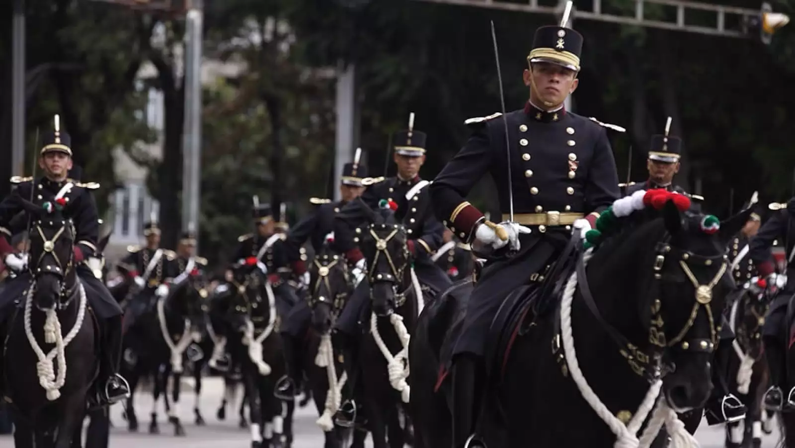 Cadetes montando sus caballos por las calles del Distrito Federal