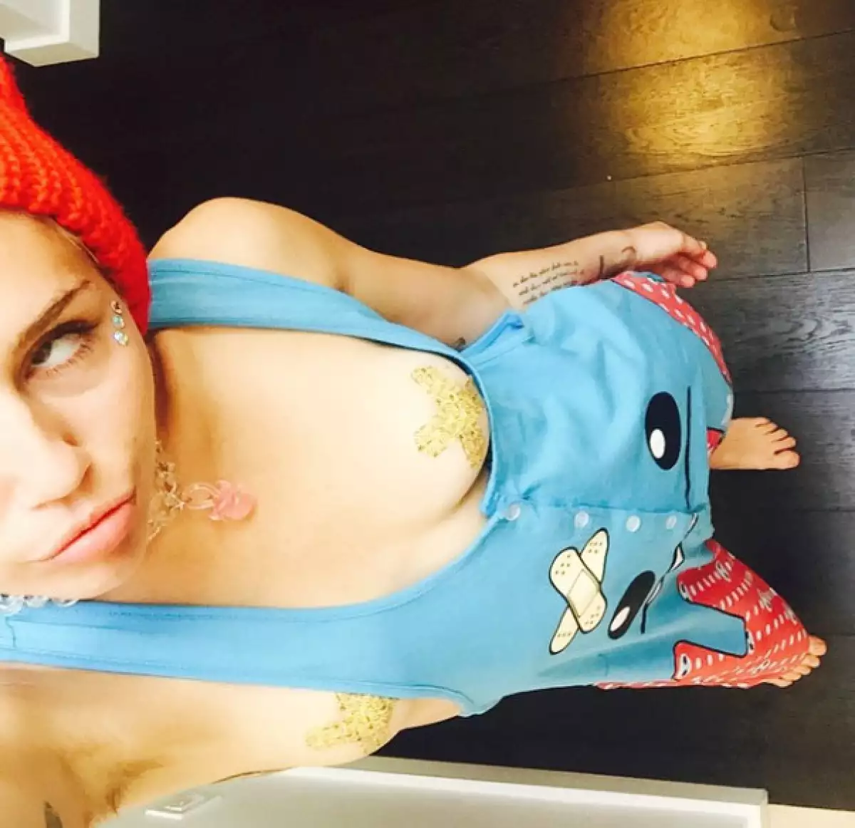 En lugar de acompañar a su novio a Coachella, Miley decidió tomarse fotos topless.
