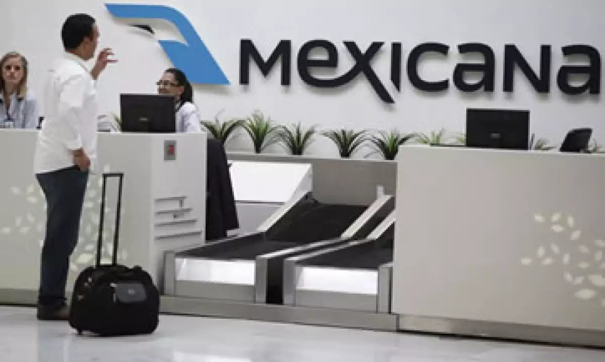 El sindicato pide a la SCT que se frene la decisión de otorgar la autorización tácita para que otras firmas dispongan de bienes y derechos de Mexicana. (Foto: AP)