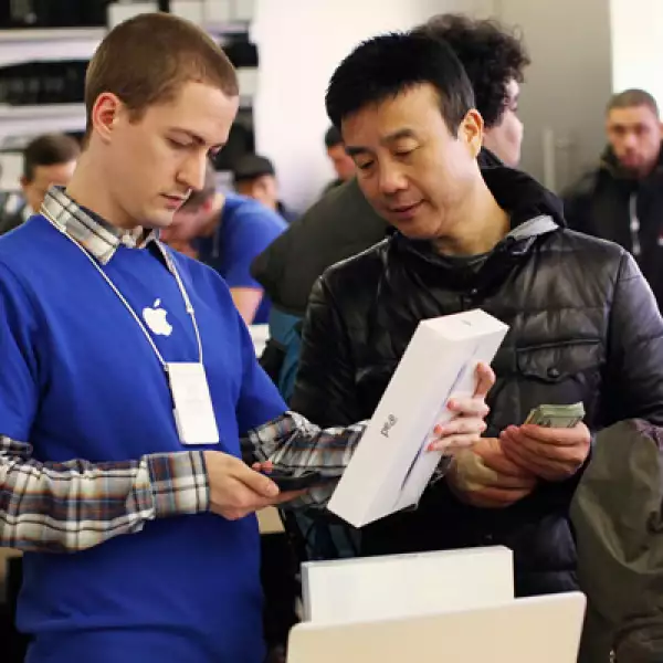 Un empleado de Apple verifica el precio final de la iPad, en la tienda oficial de la tecnológica en la Quinta Avenida de Nueva York.