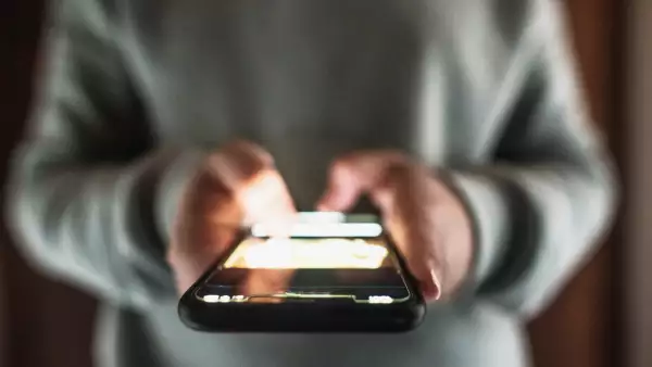 Toma cerrada a un telefono inteligente iluminado en la noche