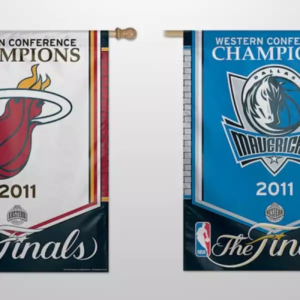 Los estandartes de los dos equipos, como campeones de sus respectivas conferencias. Tienen un costo de 34.99 dólares