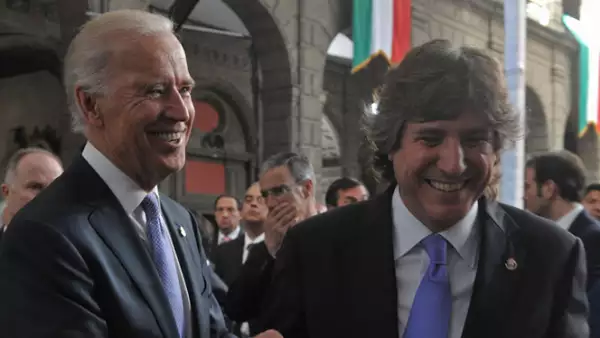 El vicepresidente de Estados Unidos, Joseph Biden, saluda a su homólogo argentino Amado Boudou.