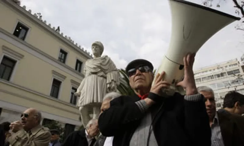 Calificadoras de riesgos advierten que incluso una participación voluntaria de bancos privados en el rescate griego sería considerada una moratoria parcial. (Foto: AP)