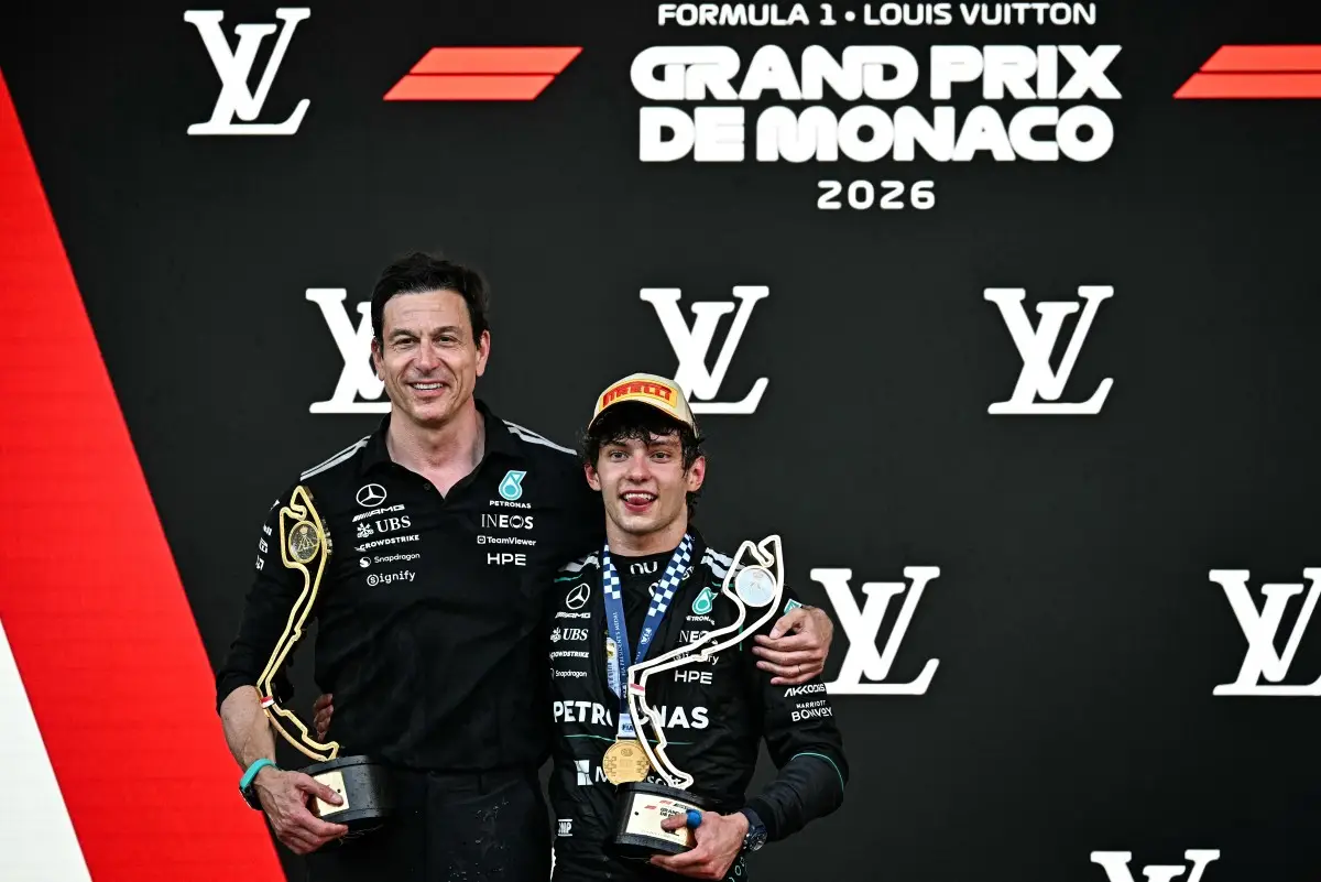 El piloto italiano del ganador de Mercedes, Kimi Antonelli (R), celebra con el director del equipo austriaco de Mercedes y CEO, Toto Wolff, quien ganó el trofeo del constructor, en el podio después de competir en el Gran Premio de Fórmula 1 de Mónaco en el circuito callejero de Mónaco en Mónaco, antes del, el 7 de junio de 2026.