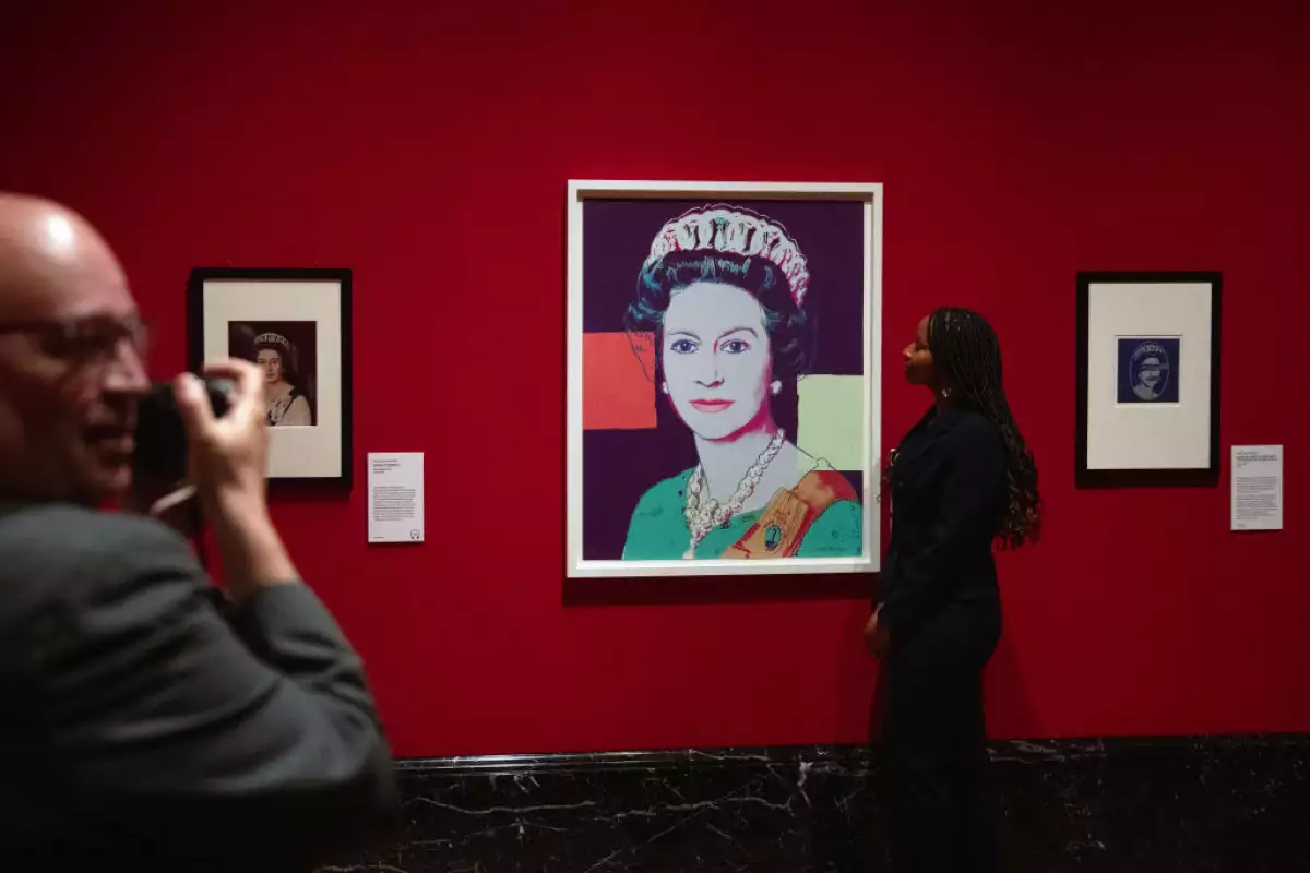 Foto de una serigrafía de Andy Warhol de la serie 'Reigning Queens' que muestra a la reina Isabel II.