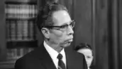 Gustavo Diaz Ordaz en una foto en blanco y negro. Viste traje negro, camisa blanca y lentes.jpg