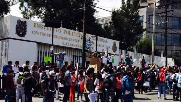 Cientos de estudiantes del Instituto Politécnico Nacional (IPN) realizaron bloqueos a la circulación en avenidas como Constituyentes y Taxqueña en protesta contra las modificaciones en el plan de estudios y el reglamento interno.