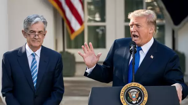 Trump critica a Powell y medita designarse a sí mismo al frente de la Fed