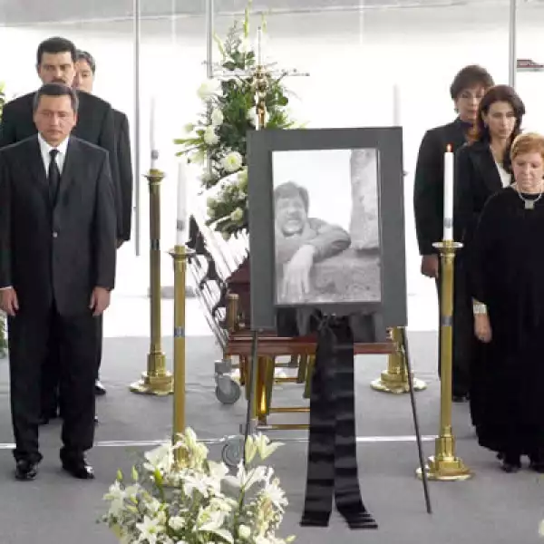 El artista plástico Bayron Gálvez, nacido en Mixquiahuala, Hidalgo, falleció el miércoles a causa de cáncer. Se le rindió un homenaje en el vestíbulo del teatro Gota de Plata al que asistió el gobernador Miguel Osorio Chong.