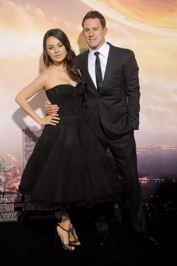 Hot! Mila posó junto a Channing Tatum, con quien comparte créditos en la película.