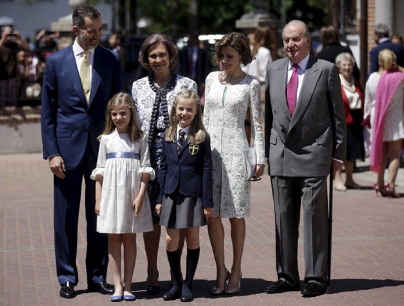 La familia real española posó para los medios que los esperaban afuera de la parroquia, tras finalizarse la ceremonia religiosa.
