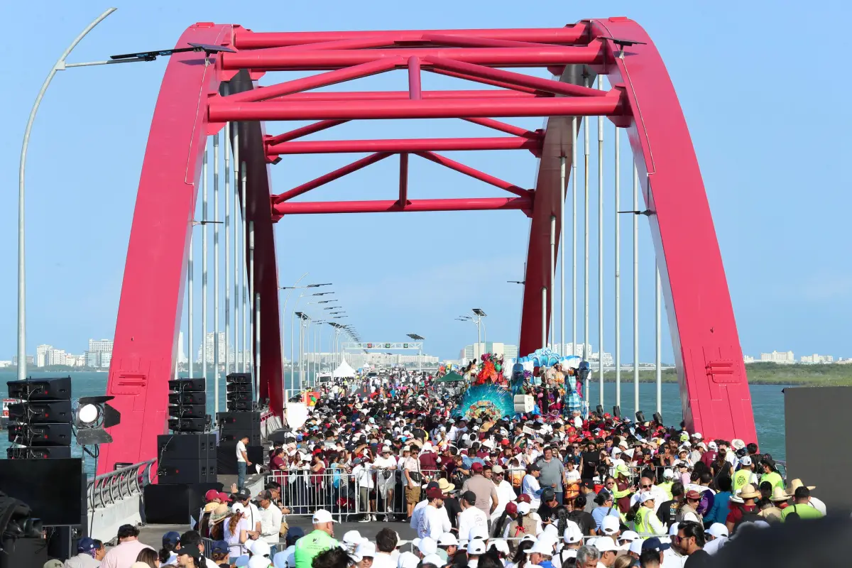 El puente Nichupté en Cancún se construyó sobre una laguna que obligó a modificar la ingeniería tradicional