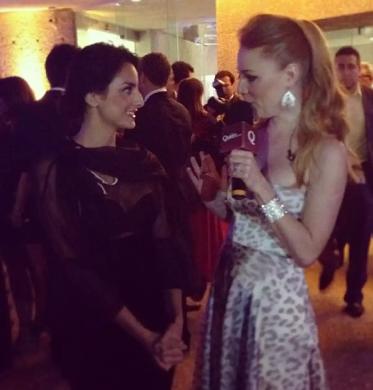 Daniela Magún estuvo entrevistando a los invitados durante el coctel previo a la cena. Aquí con Aislinn Derbez, quien acudió en representación de su papá, Eugenio Derbez.