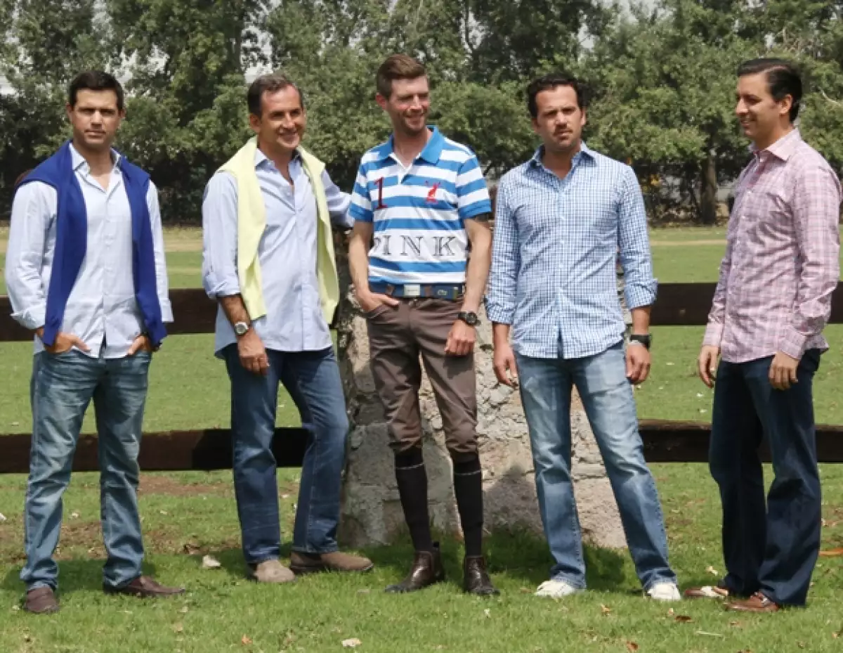 Jinetes que participan en el Grand Prix Pink en Valle de Bravo.