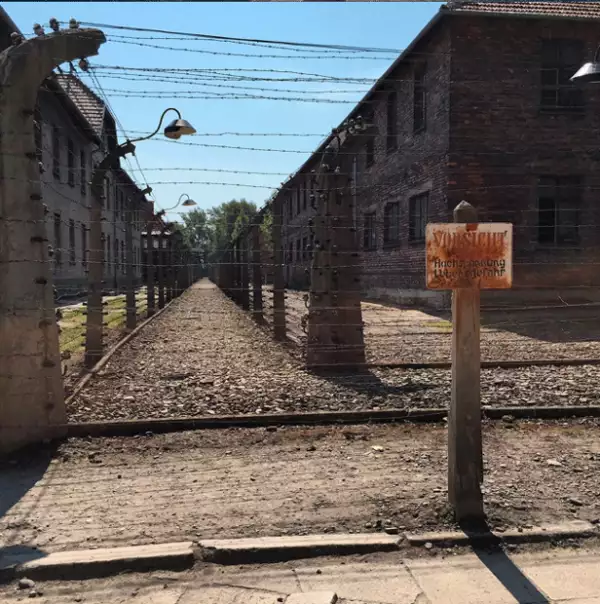 La actriz compartió con sus seguidores esta imagen del campo de concentración nazi de Auschwitz-Birkenau.