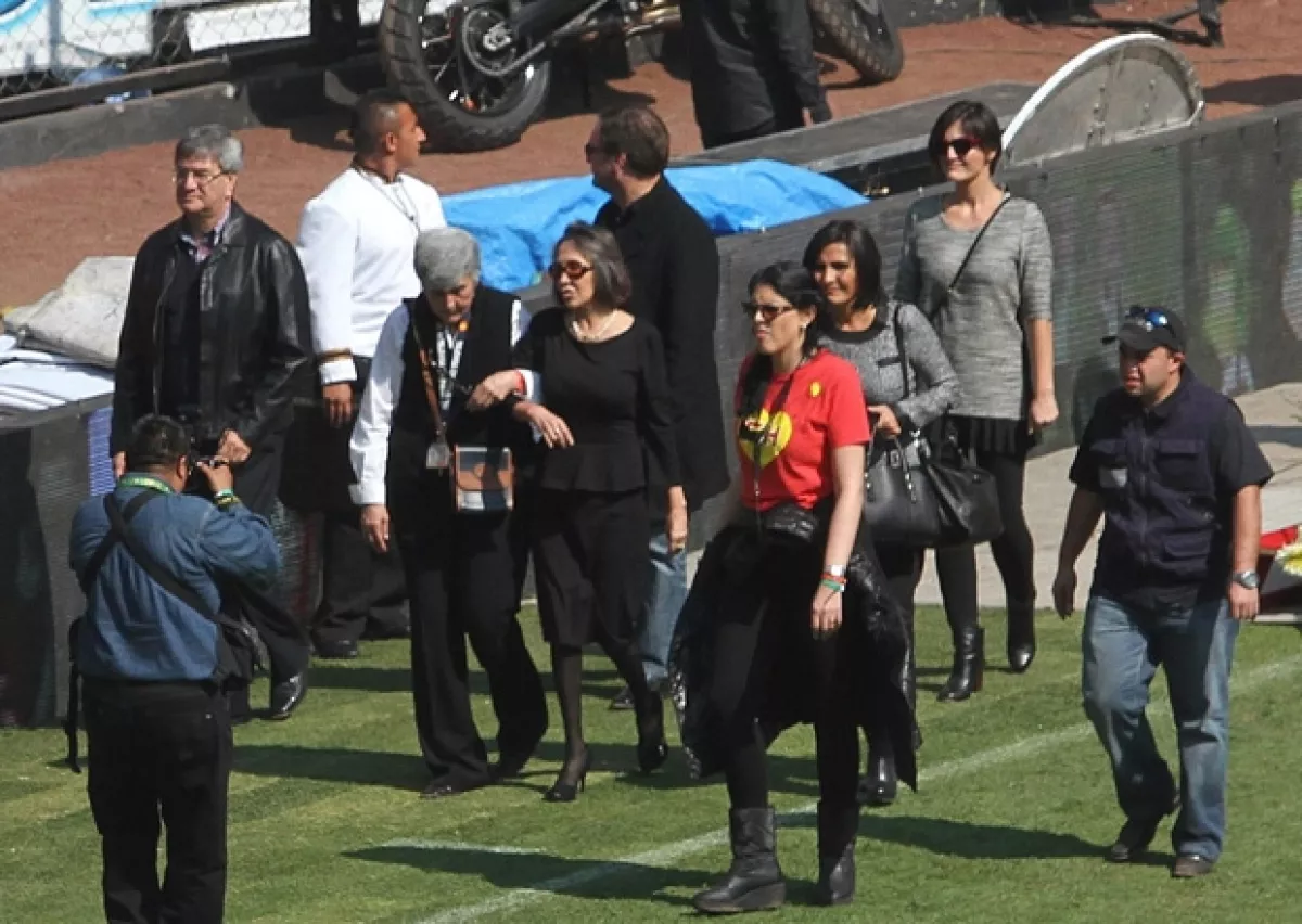El momento en que Florinda Meza llegó a la cancha del estadio Azteca para el homenaje póstumo a su esposo.