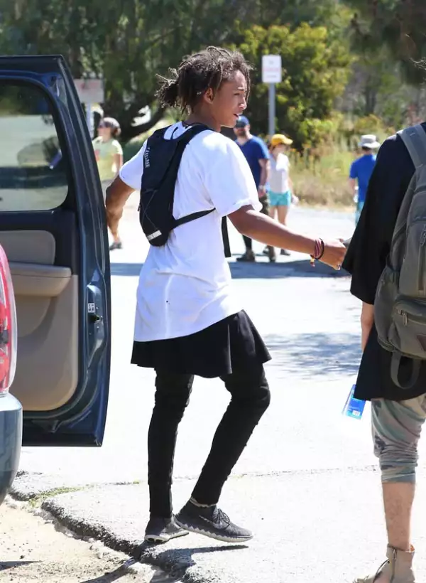 Hace algunos días Jaden fue visto con falda, pero sin pantalones debajo, lo cual hizo que éste se burlara en sus redes sociales sobre su nuevo outfit.