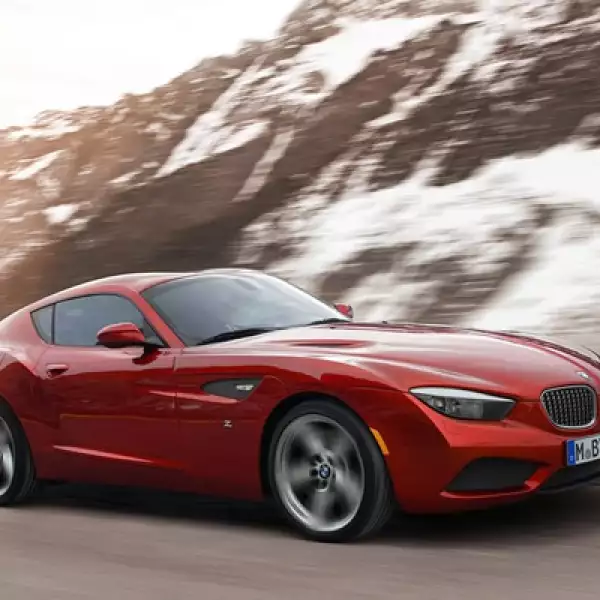 Su carrocería, construida a mano en su totalidad, fue pensada para ceñirse a la arquitectura mecánica del prototipo de manera que la misma perfile sus líneas.