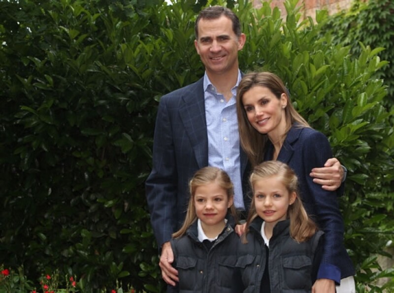 Leonor y Sofía acompañan a sus padres en una imagen más relajada.