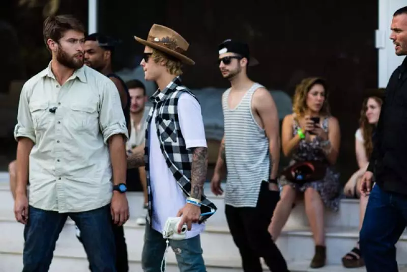 De acuerdo con TMZ, el personal de seguridad del festival se habría visto obligado a contener al cantante utilizando una llave de estrangulamiento después de que intentara entrar en el recinto.