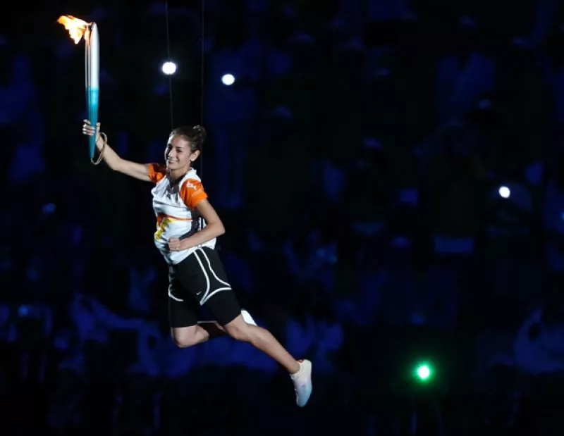 El artista mexicano cerró con broche de oro la ceremonia de inauguración, al interpretar el tema oficial de la justa deportiva 'El mismo sol'.