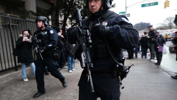 La policía y los servicios de emergencia se reúnen en el lugar donde se informó de un tiroteo de varias personas fuera de la estación de metro 36 St el 12 de abril de 2022 en el distrito de Brooklyn de la ciudad de Nueva York. Según las autoridades, se informó que varias personas recibieron disparos y se descubrieron varios dispositivos sin detonar en la estación de 36th Street y Fourth Avenue en el vecindario de Sunset Park.