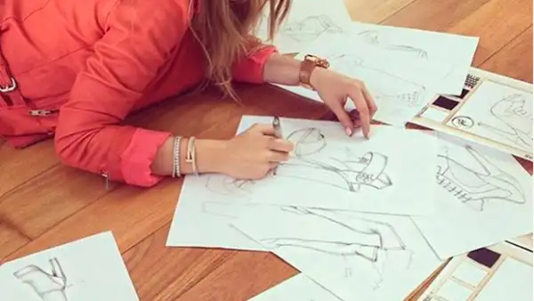 Dispuesta a entrar al mundo de la moda como una exitosa empresaria, la cantante mostró en video cómo es que realiza los bocetos de su primera colección.
