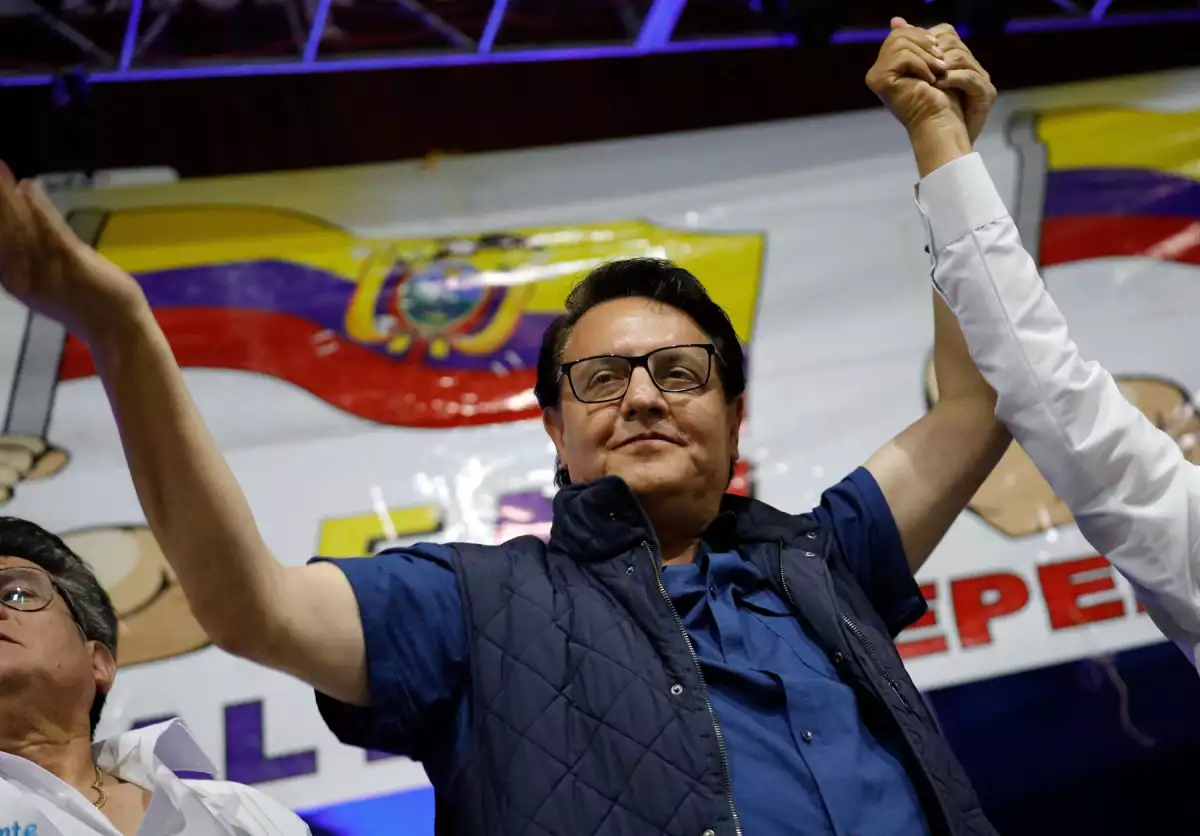 El candidato presidencial ecuatoriano Fernando Villavicencio ondea una bandera ecuatoriana mientras asiste a un mitin en Quito, Ecuador, el 9 de agosto de 2023.