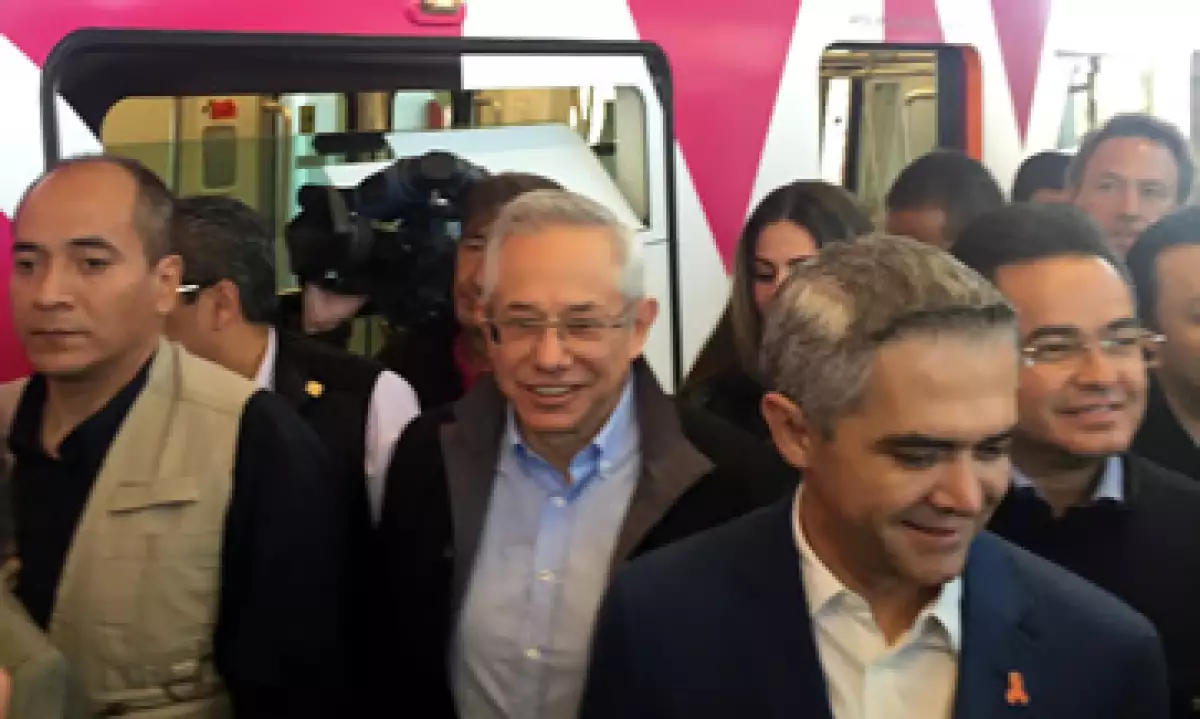 Mancera tuvo que pasar por algunos empujones al reabrir la totalidad de la Línea 12. (Foto: CNNExpansión)