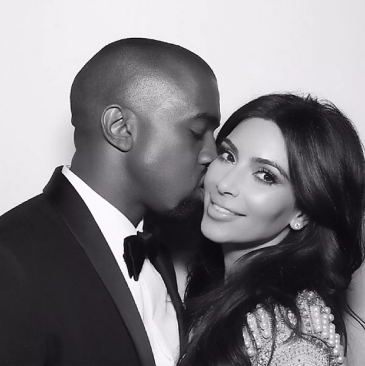 Con una serie de frases, Kim alabó en su website la actitud de su esposo.
