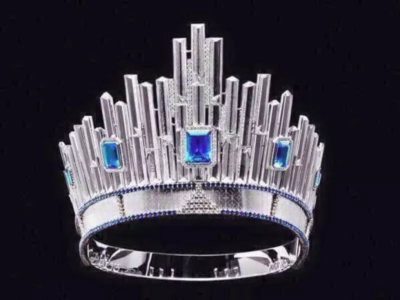 300 mil dólares, una base de 220 gramos de oro blanco de 18 quilates y 198 pequeños zafiros azul marino, será lo que porte la ganadora de Miss Universo en su cabeza.
