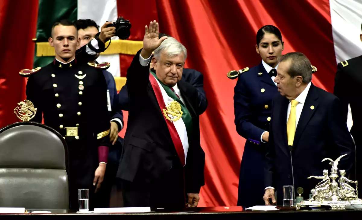 El joven cadete que estaba detrás de AMLO causó gran sensación.