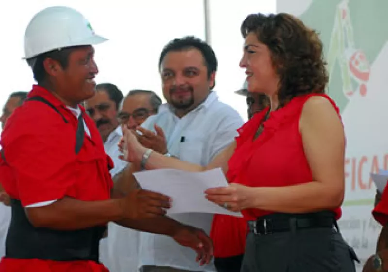 Ivonne Ortega Pacheco, con un trabajador de la construcción. (Foto: Cortesía Gobierno de Yucatán)