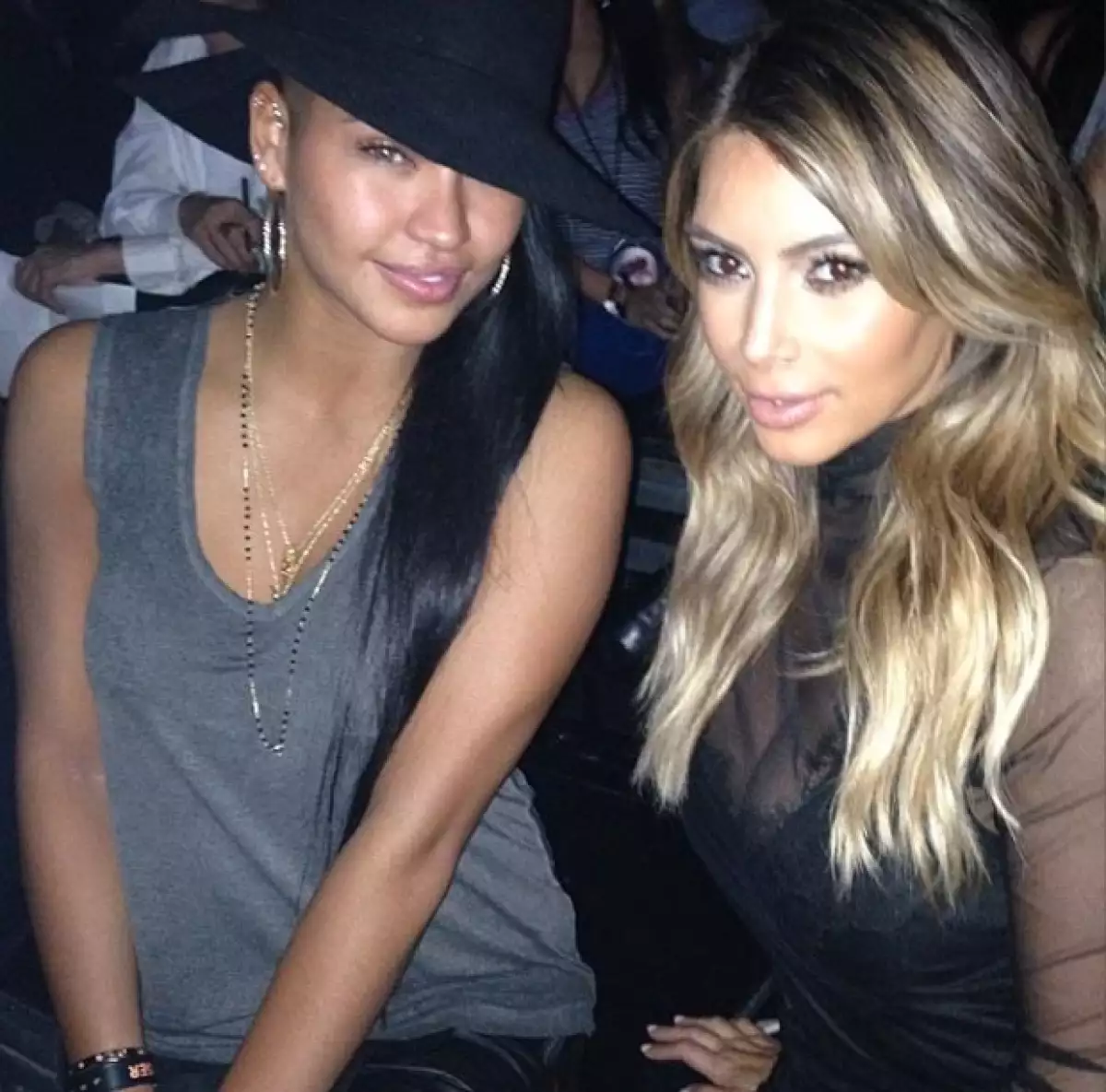 La socialité opta con frecuencia por transparencias en el escote.