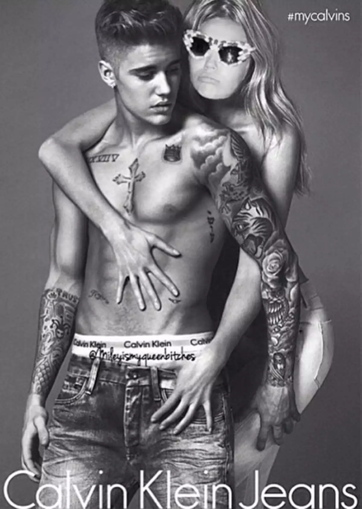 Miley también publicó esta foto de la reciente campaña de Justin Bieber, para la marca Calvin Klein, e incluyó su cara en la de la modelo Lara Stone.