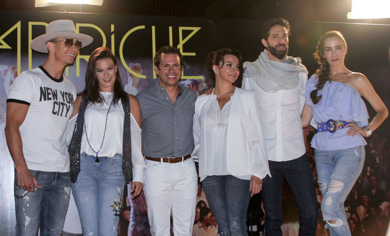 Sasha Sokol se une a sus excompañeros de Timbiriche para deslindarse de la serie sobre el legendario grupo mexicano