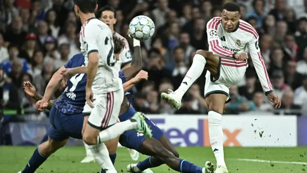 Real Madrid golea 4-0 al Leipzing y se mantiene invicto en la Champions League 