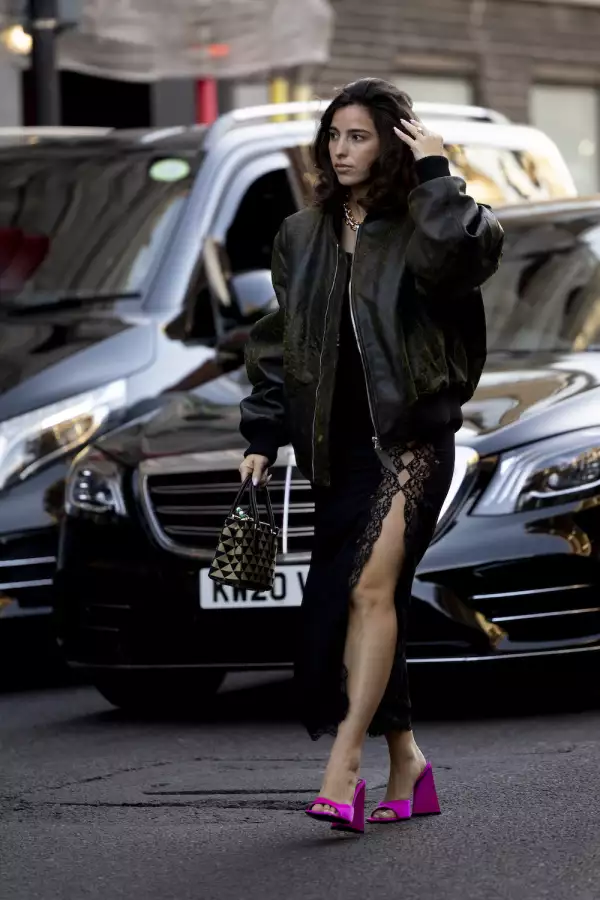 Vestido lencero negro con encaje combinado con mules rosas. 