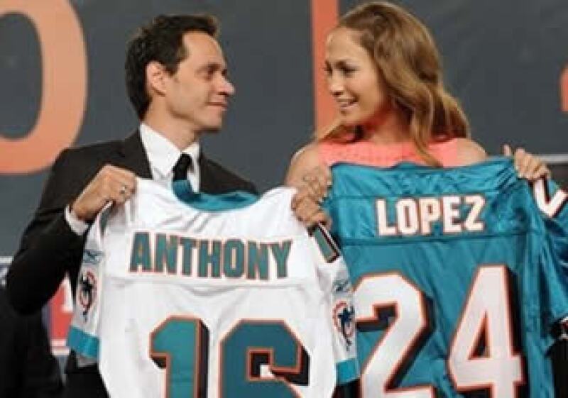 Marc Anthony y Jennifer López presumieron sus playeras del equipo de futbol americano. (Foto: AP)