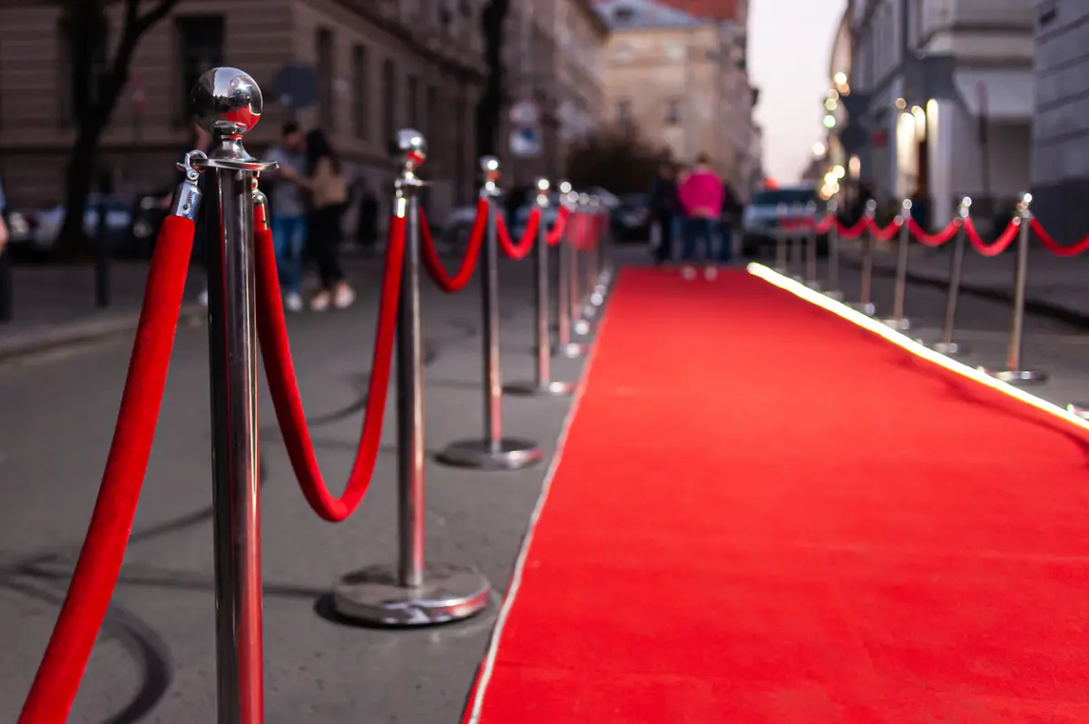Una alfombra roja de entrega de premios