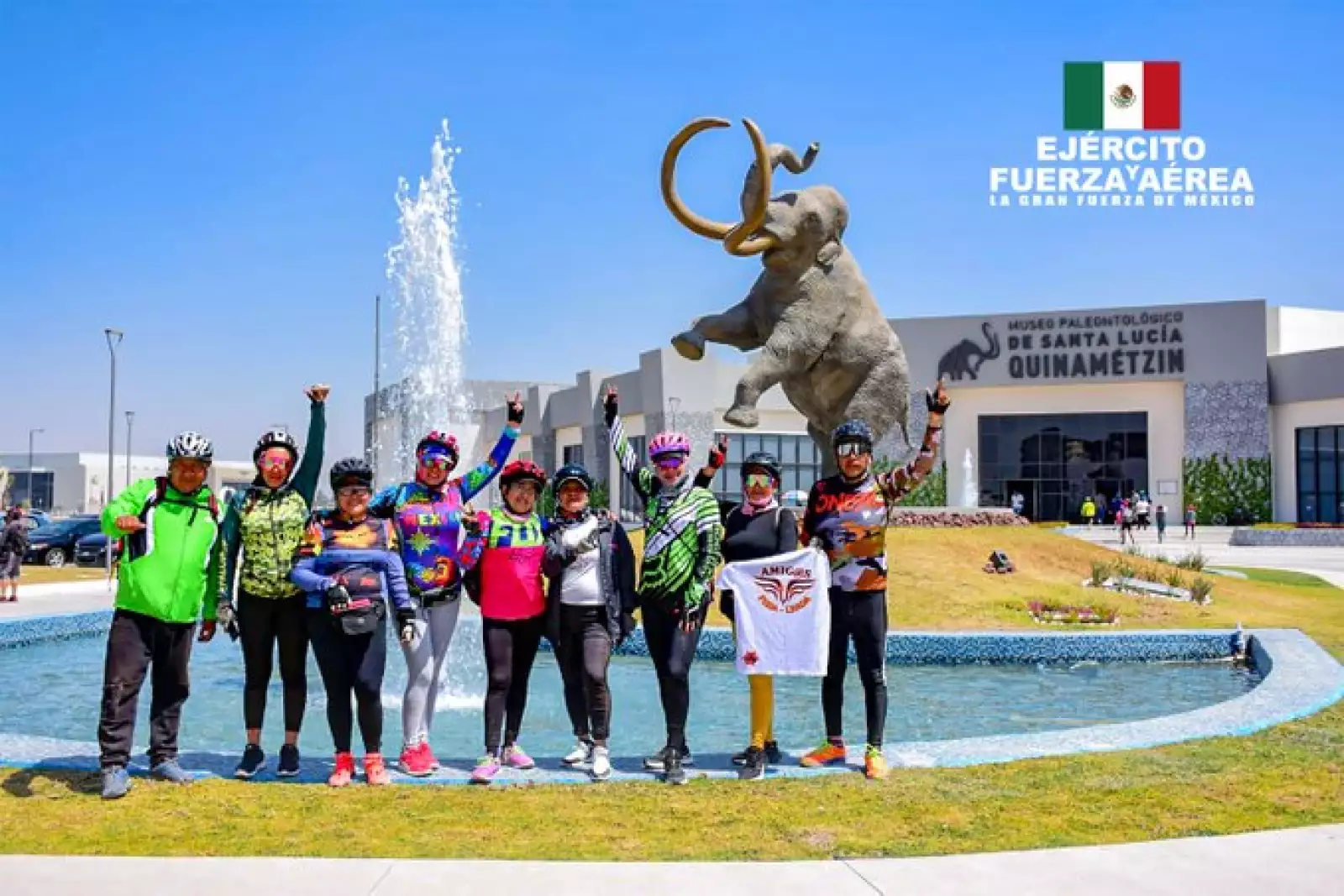 Ciclistas hacen rodada por el AIFA