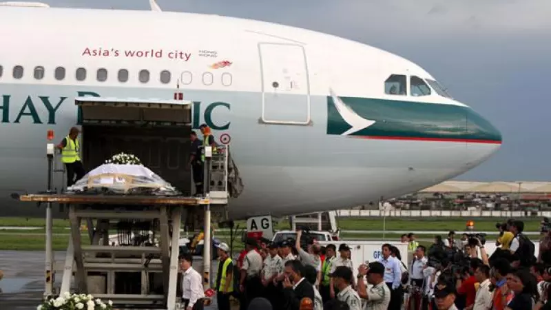 Cadaveres de victimas de secuestro son subidos a un avion