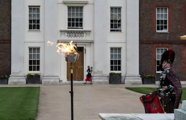 The Chelsea Pensioners Light One Of 1000 Bonfires For The Queen's 90th Birthday